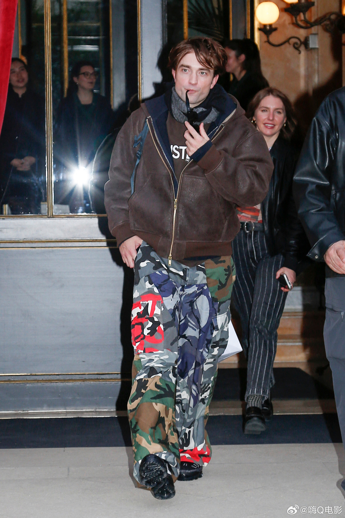 kaiyun-罗伯特帕丁森巴黎迪奥秀后离开酒店|罗伯特·帕丁森|迪奥(Dior)|迪奥（Dior）_新浪娱乐_新浪新闻