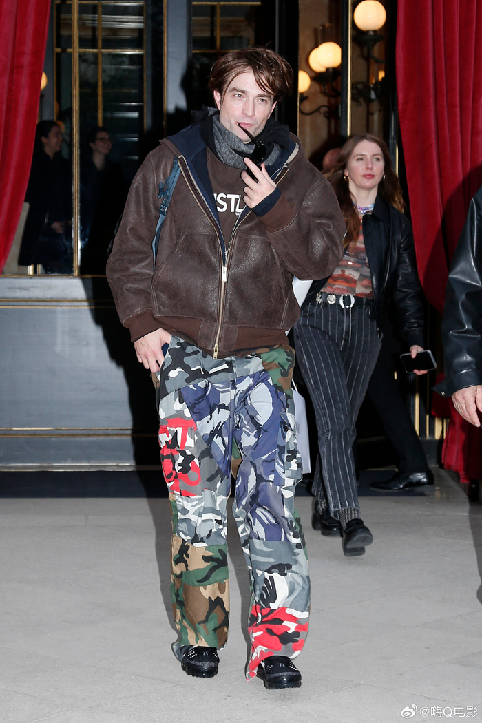 kaiyun-罗伯特帕丁森巴黎迪奥秀后离开酒店|罗伯特·帕丁森|迪奥(Dior)|迪奥（Dior）_新浪娱乐_新浪新闻