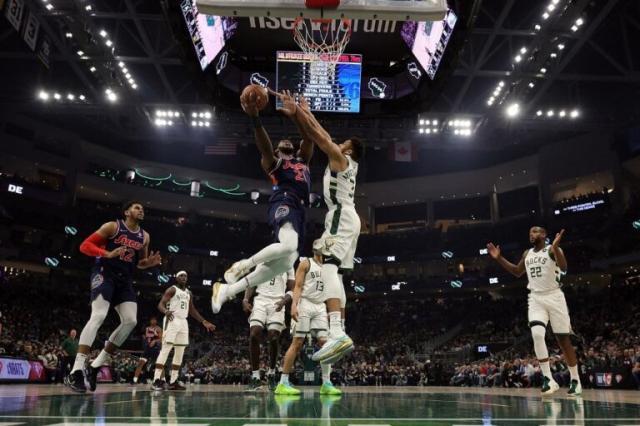 恩比德42+14掀翻字母哥，他替哈登喊出“恐怖”宣言