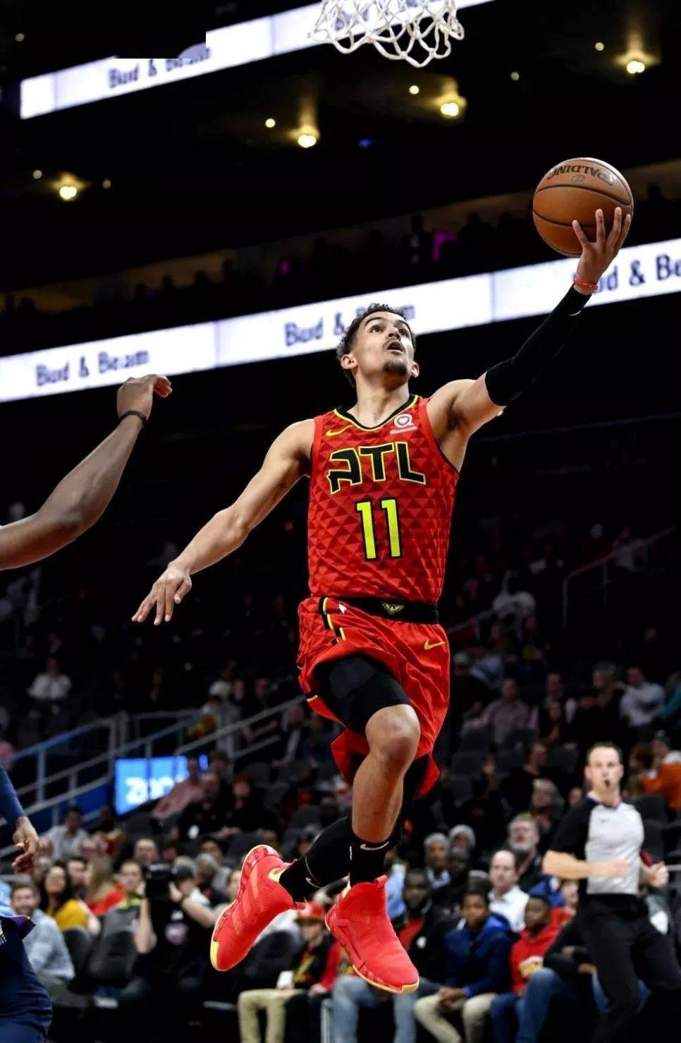 特雷杨冲场护队友遭驱逐 首秀数据离谱 规则与团队情谊该如何平衡